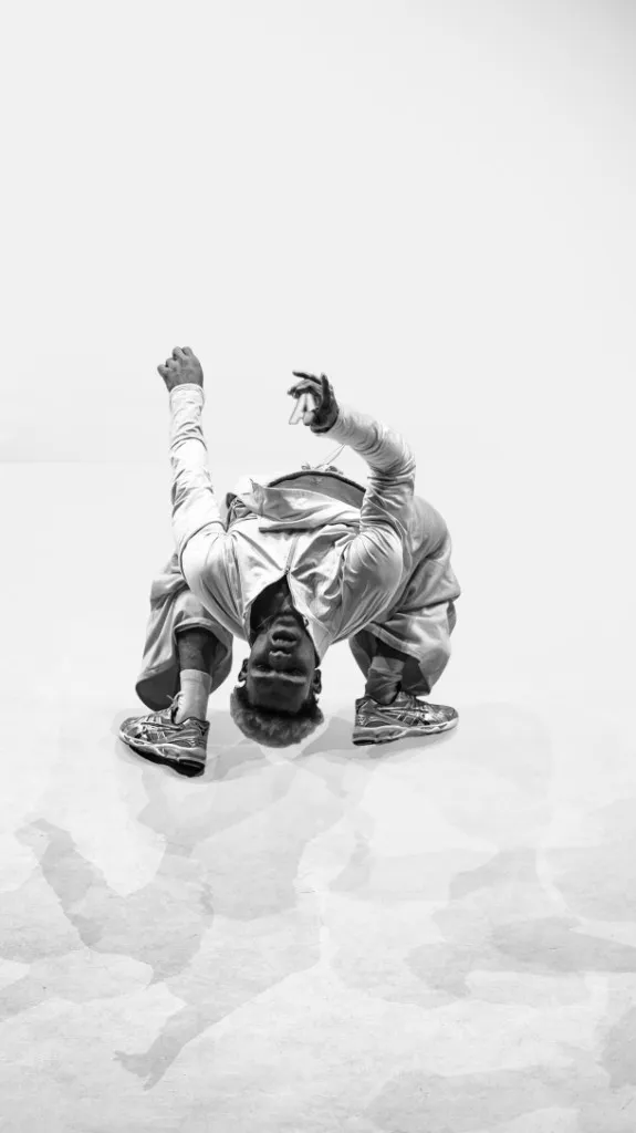 Blanchard en una pose de danza invertida