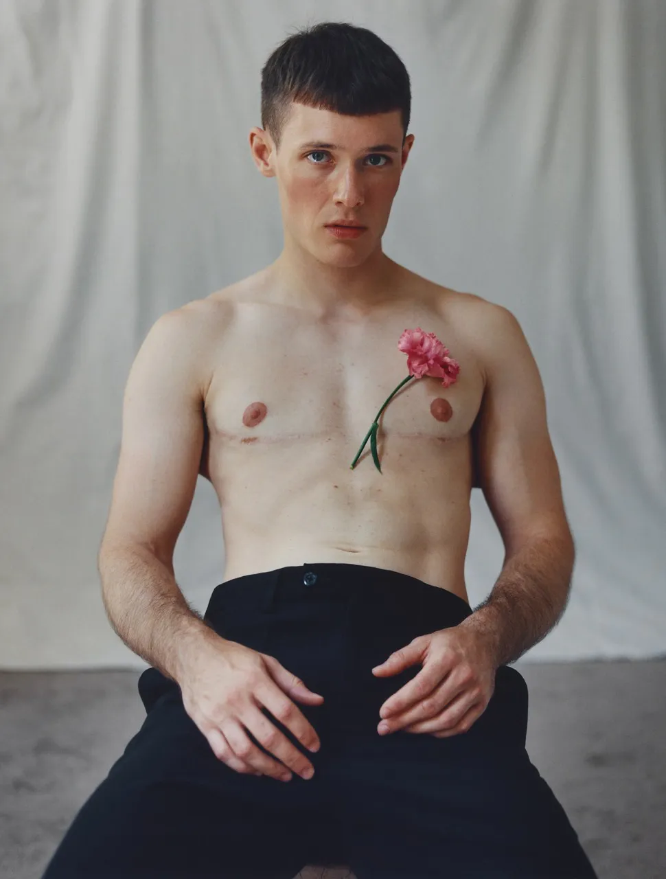 Retrato con clavel